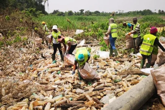 CAMEROON: SC2R collects 500 kg of plastic waste on the banks of the Wouri River
